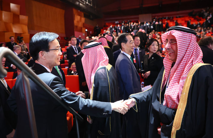 [서울=뉴시스] 고승민 기자 = 방문규 산업통상자원부 장관이 28일 오후(현지시간) 프랑스 파리 르 팔레 데 콩크레 디시에서 열린 국제박람회기구(BIE) 제173차 총회 최종 프레젠테이션에서 유치 경쟁국 간 설명회를 마친 뒤 사우디측 관계자와 인사를 하고 있다. (사진=국무총리실 제공) 2023.11.29. photo@newsis.com *재판매 및 DB 금지