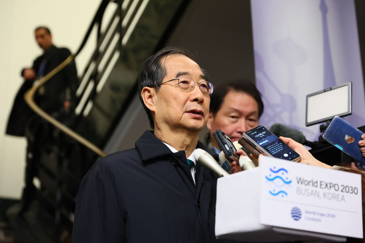 [서울=뉴시스] 고승민 기자 = 한덕수 국무총리가 지난 28일 오후(현지시간) 프랑스 파리 르 팔레 데 콩크레 디시에서 열린 국제박람회기구(BIE) 제173차 총회에서 2030 세계박람회 개최지 투표 및 결과 발표 후 기자회견을 하고 있다. (사진=국무총리실 제공) 2023.11.29. photo@newsis.com *재판매 및 DB 금지