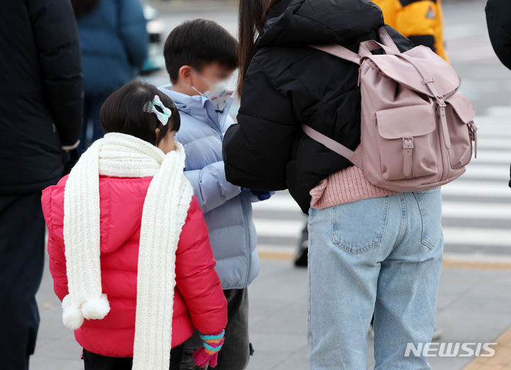 [서울=뉴시스] 조성우 기자 = 아침 기온이 영하권으로 떨어지며 추운 날씨를 보인 29일 오전 서울 종로구 세종대로 인근에서 한 어머니가 자녀의 외투 지퍼를 올려주고 있다. 2023.11.29. xconfind@newsis.com