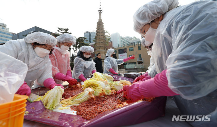 [서울=뉴시스] 김선웅 기자 = 29일 서울 종로구 조계사에서 승려·신도들이 김장 봉사를 하고 있다. 조계사와 도농 교류 중인 해남군 후원 배추로 만들어진 김장김치는 종로구 관내 주민센터를 통해 취약계층에 전달된다. 2023.11.29. mangusta@newsis.com