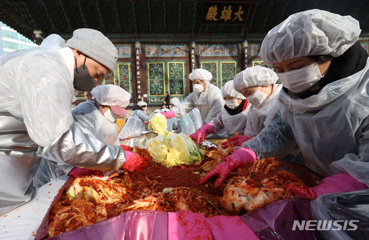 [서울=뉴시스] 김선웅 기자 = 29일 서울 종로구 조계사에서 승려·신도들이 김장 봉사를 하고 있다. 조계사와 도농 교류 중인 해남군 후원 배추로 만들어진 김장김치는 종로구 관내 주민센터를 통해 취약계층에 전달된다. 2023.11.29. mangusta@newsis.com