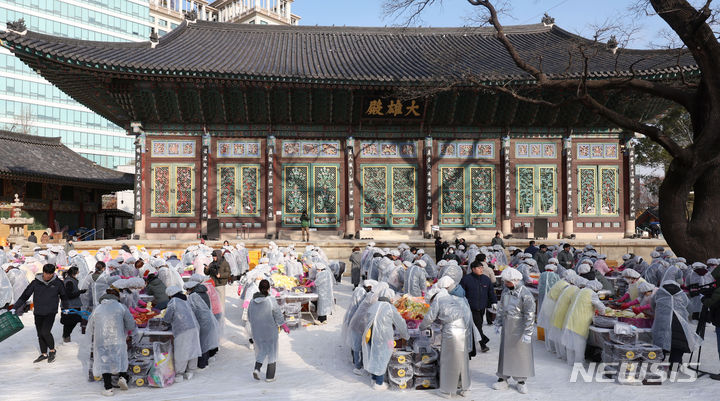 [서울=뉴시스] 김선웅 기자 = 29일 서울 종로구 조계사에서 승려·신도들이 김장 봉사를 하고 있다. 조계사와 도농 교류 중인 해남군 후원 배추로 만들어진 김장김치는 종로구 관내 주민센터를 통해 취약계층에 전달된다. 2023.11.29. mangusta@newsis.com