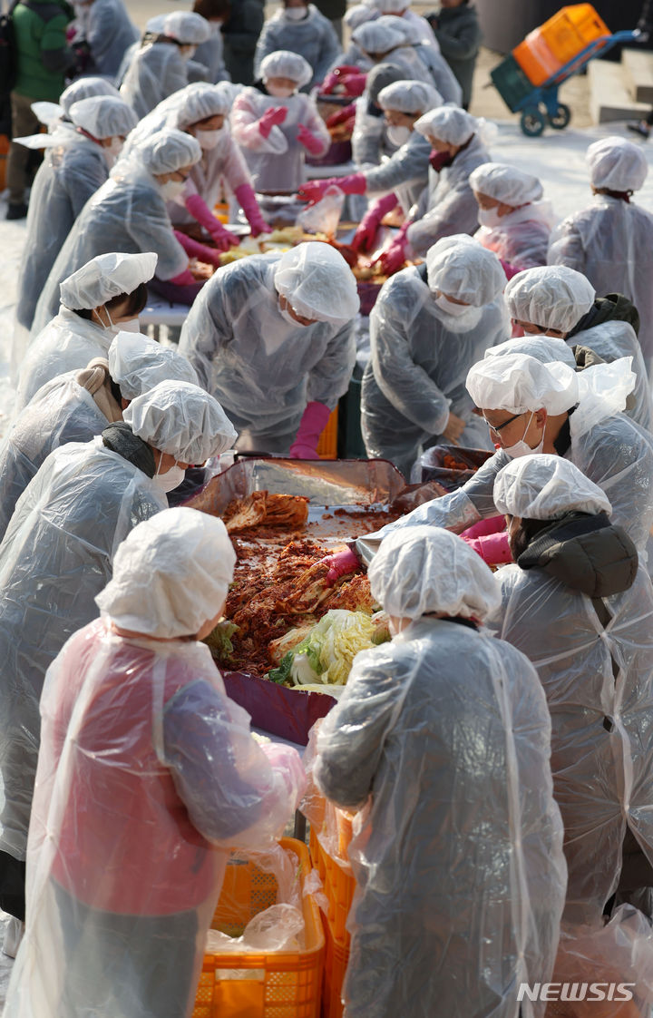 [서울=뉴시스] 김선웅 기자 = 29일 서울 종로구 조계사에서 승려·신도들이 김장 봉사를 하고 있다. 조계사와 도농 교류 중인 해남군 후원 배추로 만들어진 김장김치는 종로구 관내 주민센터를 통해 취약계층에 전달된다. 2023.11.29. mangusta@newsis.com