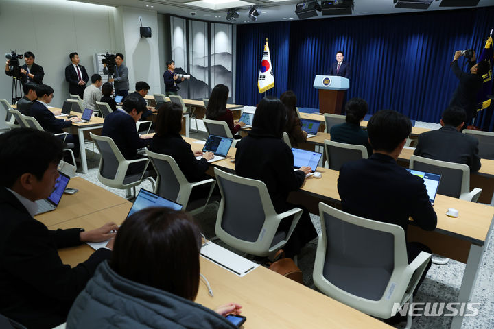 [서울=뉴시스] 전신 기자 = 윤석열 대통령 29일 서울 용산 대통령실 청사에서 부산엑스포 유치 실패 관련 대국민 담화를 하고 있다. 2023.11.29. photo1006@newsis.com