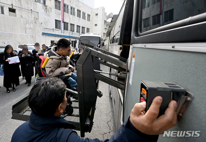 [광주=뉴시스] 변재훈 기자 = 광주지법 제14민사부가 29일 오전 광주 북구 동림동 광주시립장애인복지관에서 '고속버스 내 휠체어 탑승 설비 미비' 차별 구제 소송과 관련 현장 검증을 벌이고 있다. 검증 도중 휠체어에 탄 장애인이 탑승 설비를 갖춘 버스에서 승차하는 시연이 펼쳐지고 있다. 2023.11.29. wisdom21@newsis.com