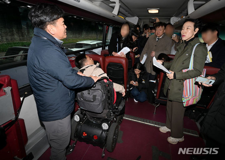 [광주=뉴시스] 변재훈 기자 = 광주지법 제14민사부가 29일 오전 광주 북구 동림동 광주시립장애인복지관에서 '고속버스 내 휠체어 탑승 설비 미비' 차별 구제 소송과 관련 현장 검증을 벌이고 있다. 재판부와 양측 변호인들이 휠체어 탑승 설비를 갖춘 버스 안에서 질문하고 있다. 2023.11.29. wisdom21@newsis.com