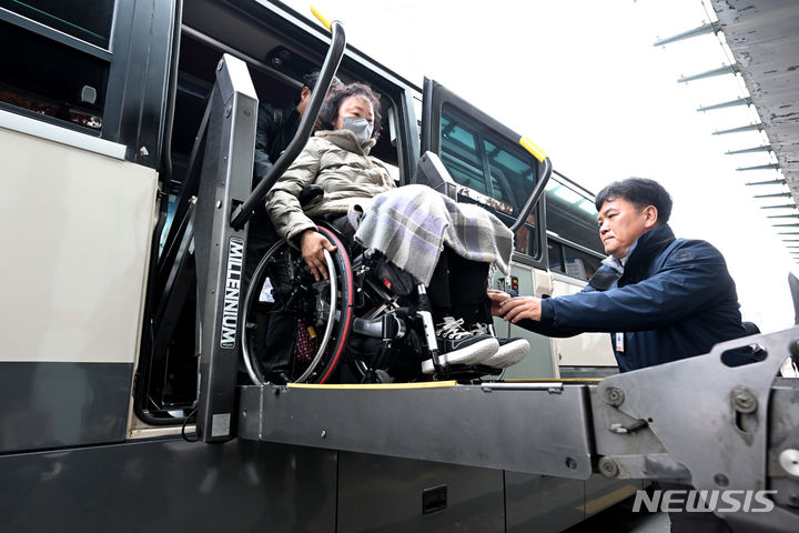 [광주=뉴시스] 지난 2023년 11월29일 오전 광주 서구 광주종합버스터미널 앞 승강장에 정차한 특장 버스에서 휠체어 탑승 장애인이 하차하고 있다. (사진=뉴시스 DB). photo@newsis.com