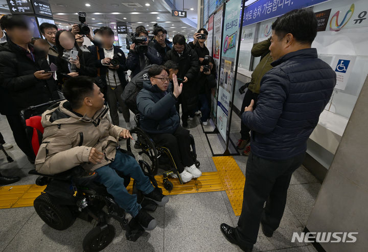 [광주=뉴시스] 변재훈 기자 = 29일 오전 광주 서구 광주종합버스터미널 앞 승차장에서 휠체어 탑승 장애인들이 법원 현장 검증 과정에서 매표소 이용 불편을 토로하고 있다. 광주지법 제14민사부는 이날 터미널에서 '고속버스 내 휠체어 탑승 설비 미비' 차별 구제 소송과 관련 현장 검증을 벌였다. 2023.11.29. wisdom21@newsis.com