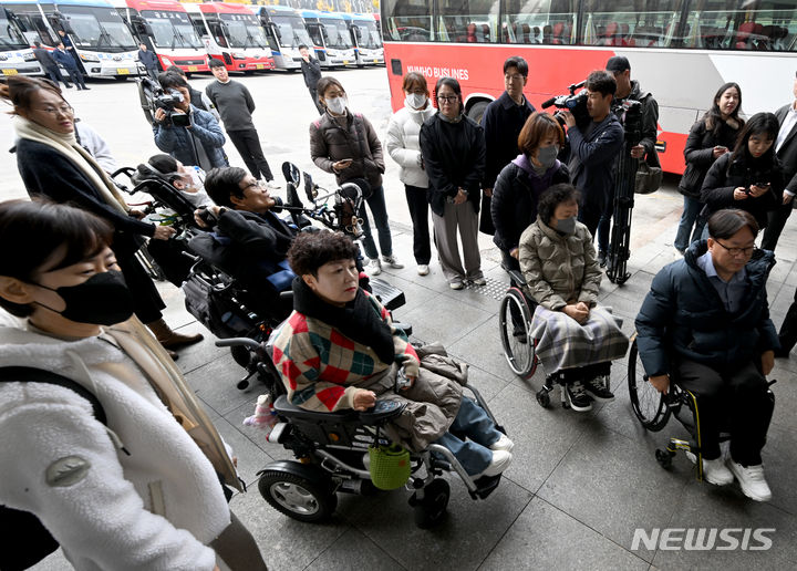[광주=뉴시스] 변재훈 기자 = 29일 오전 광주 서구 광주종합버스터미널 앞 승차장에서 휠체어 탑승 장애인들이 법원의 현장 검증을 지켜보고 있다. 광주지법 제14민사부는 이날 터미널에서 '고속버스 내 휠체어 탑승 설비 미비' 차별 구제 소송과 관련 현장 검증을 벌였다. 2023.11.29. wisdom21@newsis.com