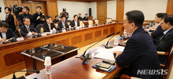 [서울=뉴시스] 김명원 기자 = 방기선 국무조정실장이 29일 서울 종로구 정부서울청사에서 열린 행정전산망 장애 관련 후속대책 점검회의에 참석해 발언하고 있다. 2023.11.29. kmx1105@newsis.com