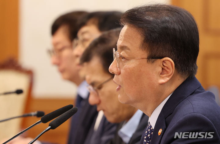 [서울=뉴시스] 김명원 기자 = 방기선 국무조정실장이 29일 서울 종로구 정부서울청사에서 열린 행정전산망 장애 관련 후속대책 점검회의에 참석해 발언하고 있다. 2023.11.29. kmx1105@newsis.com