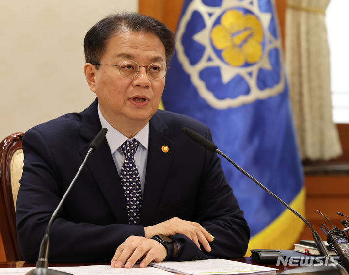 [서울=뉴시스] 김명원 기자 = 방기선 국무조정실장이 29일 서울 종로구 정부서울청사에서 열린 행정전산망 장애 관련 후속대책 점검회의에 참석해 발언하고 있다. 2023.11.29. kmx1105@newsis.com