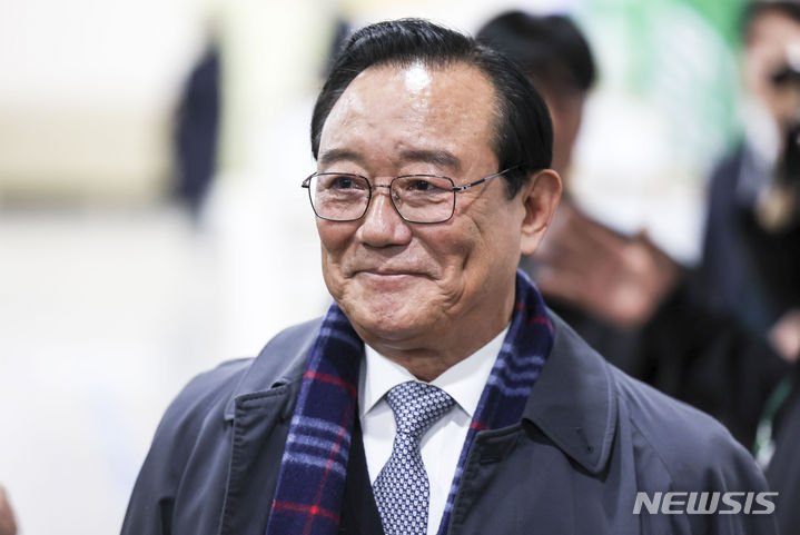 [서울=뉴시스] 정병혁 기자 = 송철호 전 울산시장이 29일 서울 서초구 서울중앙지방법원에서 열린 '청와대 하명수사 및 선거개입 의혹' 선고 공판에 출석하고 있다. 2023.11.29. jhope@newsis.com