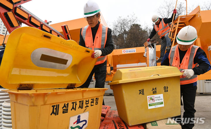 [수원=뉴시스] 김종택 기자 = 수도권지역 곳곳에 눈이 내린 29일 경기도 수원시 영통구 제설전진기지에서 관계자들이 제설함 등 장비를 점검하고 있다. 2023.11.29. jtk@newsis.com