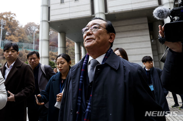 [서울=뉴시스] 정병혁 기자 = '청와대 울산시장 선거 개입 의혹' 의혹으로 재판에 넘겨진 송철호 전 울산시장이 29일 서울 서초구 서울지방법원에서 열린 선고 공판을 마친 뒤 법원을 나서고 있다. 이날 재판부는 송철호 전 울산시장과 황운하 더불어민주당 의원(전 울산경찰청장), 송병기 전 울산시 경제부시장에게 각각 징역 3년의 실형을, 백원우 전 청와대 민정비서관과 박형철 전 반부패비서관에게는 각각 징역 2년과 징역 1년에 집행유예 2년을 선고했다. 한병도 민주당 의원(전 민정수석)은 무죄 판결을 받았다. 2023.11.29. jhope@newsis.com