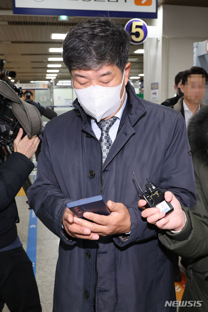 [서울=뉴시스] 정병혁 기자 = '청와대 울산시장 선거 개입 의혹' 의혹으로 재판에 넘겨진 백원우 전 청와대 민정비서관이 29일 서울 서초구 서울지방법원에서 열린 선고 공판을 마친 뒤 법정을 나서고 있다.이날 재판부는 송철호 전 울산시장과 황운하 더불어민주당 의원(전 울산경찰청장), 송병기 전 울산시 경제부시장에게 각각 징역 3년의 실형을, 백원우 전 청와대 민정비서관과 박형철 전 반부패비서관에게는 각각 징역 2년과 징역 1년에 집행유예 2년을 선고했다. 한병도 민주당 의원(전 민정수석)은 무죄 판결을 받았다.(공동취재사진) 2023.11.29. photo@newsis.com