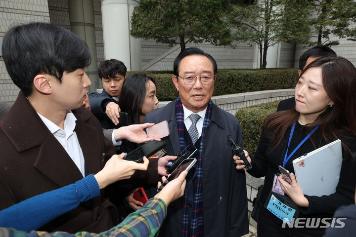 [서울=뉴시스] 정병혁 기자 = '청와대 울산시장 선거 개입 의혹' 의혹으로 재판에 넘겨진 송철호 전 울산시장이 29일 서울 서초구 서울지방법원에서 열린 선고 공판을 마친 뒤 법정을 나서며 취재진의 질문에 답하고 있다.  이날 재판부는 송철호 전 울산시장과 황운하 더불어민주당 의원(전 울산경찰청장), 송병기 전 울산시 경제부시장에게 각각 징역 3년의 실형을, 백원우 전 청와대 민정비서관과 박형철 전 반부패비서관에게는 각각 징역 2년과 징역 1년에 집행유예 2년을 선고했다. 한병도 민주당 의원(전 민정수석)은 무죄 판결을 받았다.(공동취재사진) 2023.11.29. photo@newsis.com