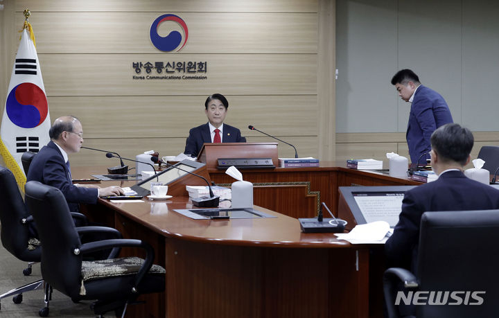 [과천=뉴시스] 최동준 기자 = 이동관 방송통신위원회 위원장이 29일 경기 과천시 방송통신위원회에서 열린 YTN 최대주주 변경 승인 관련 등 전체회의를 주재하고 있다. 2023.11.29. photocdj@newsis.com