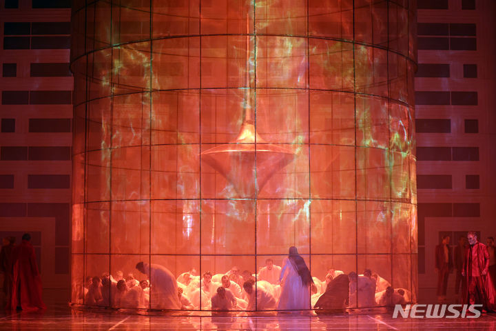 [서울=뉴시스] 박진희 기자 = 국립오페라단 '나부코' 출연 배우들이 29일 서울 중구 국립극장 해오름극장에서 언론시연회를 하고 있다. '나부코'는 억압받아 온 민족을 위로하는 오페라다. '나부코'는 유대인들이 포로로 잡혀 바빌론에서 고난을 겪었던 구약성서 속 ‘바빌론 유수’를 바탕으로 한 이야기며, 베르디 작품 중 유일한 성서 오페라다. 특히나 ‘가라 내 마음이여, 금빛 날개를 달고’는 희망찬 가사와 아름다운 멜로디로 민중의 마음을 위로하는 노래이자, 이탈리아인을 하나로 묶는 투쟁가로 이탈리아 제2의 국가로 여겨진다. 2023.11.29. pak7130@newsis.com