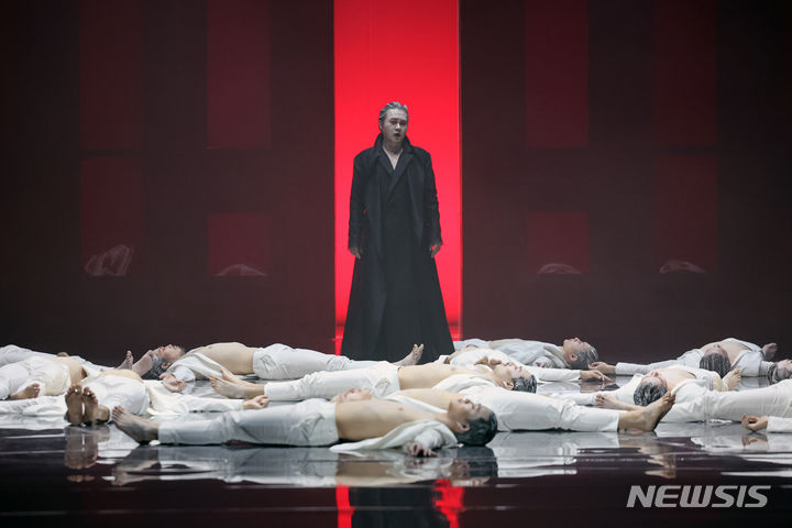 [서울=뉴시스] 박진희 기자 = 국립오페라단 '나부코' 출연 배우들이 29일 서울 중구 국립극장 해오름극장에서 언론시연회를 하고 있다. '나부코'는 억압받아 온 민족을 위로하는 오페라다. '나부코'는 유대인들이 포로로 잡혀 바빌론에서 고난을 겪었던 구약성서 속 ‘바빌론 유수’를 바탕으로 한 이야기며, 베르디 작품 중 유일한 성서 오페라다. 특히나 ‘가라 내 마음이여, 금빛 날개를 달고’는 희망찬 가사와 아름다운 멜로디로 민중의 마음을 위로하는 노래이자, 이탈리아인을 하나로 묶는 투쟁가로 이탈리아 제2의 국가로 여겨진다. 2023.11.29. pak7130@newsis.com