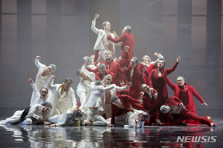 [서울=뉴시스] 박진희 기자 = 국립오페라단 '나부코' 출연 배우들이 29일 서울 중구 국립극장 해오름극장에서 언론시연회를 하고 있다. '나부코'는 억압받아 온 민족을 위로하는 오페라다. '나부코'는 유대인들이 포로로 잡혀 바빌론에서 고난을 겪었던 구약성서 속 ‘바빌론 유수’를 바탕으로 한 이야기며, 베르디 작품 중 유일한 성서 오페라다. 특히나 ‘가라 내 마음이여, 금빛 날개를 달고’는 희망찬 가사와 아름다운 멜로디로 민중의 마음을 위로하는 노래이자, 이탈리아인을 하나로 묶는 투쟁가로 이탈리아 제2의 국가로 여겨진다. 2023.11.29. pak7130@newsis.com