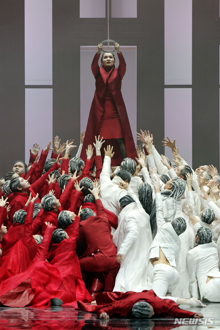 [서울=뉴시스] 박진희 기자 = 국립오페라단 '나부코' 출연 배우들이 29일 서울 중구 국립극장 해오름극장에서 언론시연회를 하고 있다. '나부코'는 억압받아 온 민족을 위로하는 오페라다. '나부코'는 유대인들이 포로로 잡혀 바빌론에서 고난을 겪었던 구약성서 속 ‘바빌론 유수’를 바탕으로 한 이야기며, 베르디 작품 중 유일한 성서 오페라다. 특히나 ‘가라 내 마음이여, 금빛 날개를 달고’는 희망찬 가사와 아름다운 멜로디로 민중의 마음을 위로하는 노래이자, 이탈리아인을 하나로 묶는 투쟁가로 이탈리아 제2의 국가로 여겨진다. 2023.11.29. pak7130@newsis.com