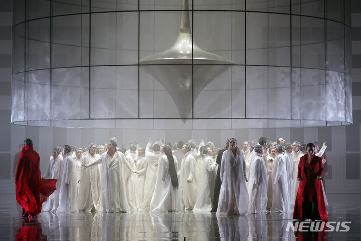 [서울=뉴시스] 박진희 기자 = 국립오페라단 '나부코' 출연 배우들이 29일 서울 중구 국립극장 해오름극장에서 언론시연회를 하고 있다. '나부코'는 억압받아 온 민족을 위로하는 오페라다. '나부코'는 유대인들이 포로로 잡혀 바빌론에서 고난을 겪었던 구약성서 속 ‘바빌론 유수’를 바탕으로 한 이야기며, 베르디 작품 중 유일한 성서 오페라다. 특히나 ‘가라 내 마음이여, 금빛 날개를 달고’는 희망찬 가사와 아름다운 멜로디로 민중의 마음을 위로하는 노래이자, 이탈리아인을 하나로 묶는 투쟁가로 이탈리아 제2의 국가로 여겨진다. 2023.11.29. pak7130@newsis.com