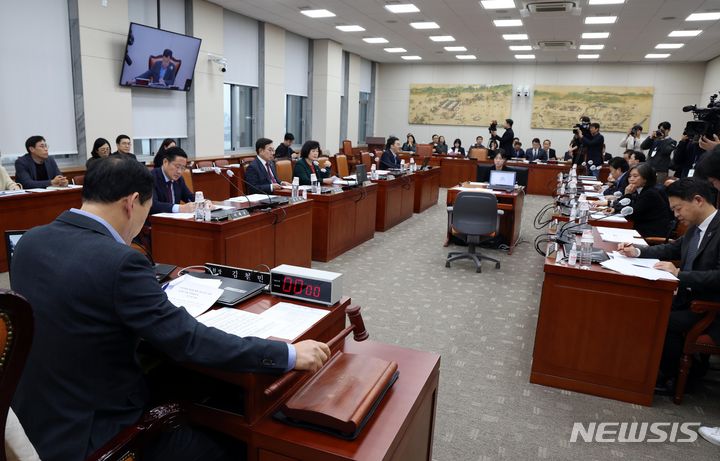 [서울=뉴시스] 조성봉 기자 = 지난해 11월29일 오후 서울 여의도 국회에서 열린 교육위원회 전체회의에서 김철민 위원장이 의사봉을 두드리고 있다. 2023.11.29. suncho21@newsis.com