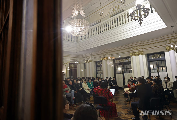 [서울=뉴시스] 김금보 기자 = 29일 오후 서울 종로구 덕수궁 석조전에서 열린 석조전음학회를 찾은 관객들이 금호솔로이스츠 연주자들의 브람스 실내악 연주를 듣고 있다. 2023.11.29. kgb@newsis.com