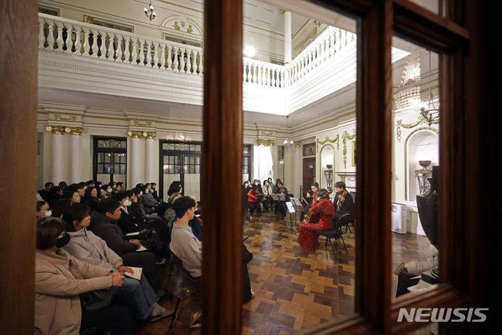 [서울=뉴시스] 김금보 기자 = 29일 오후 서울 종로구 덕수궁 석조전에서 열린 석조전음학회를 찾은 관객들이 금호솔로이스츠 연주자들의 브람스 실내악 연주를 듣고 있다. 2023.11.29. kgb@newsis.com