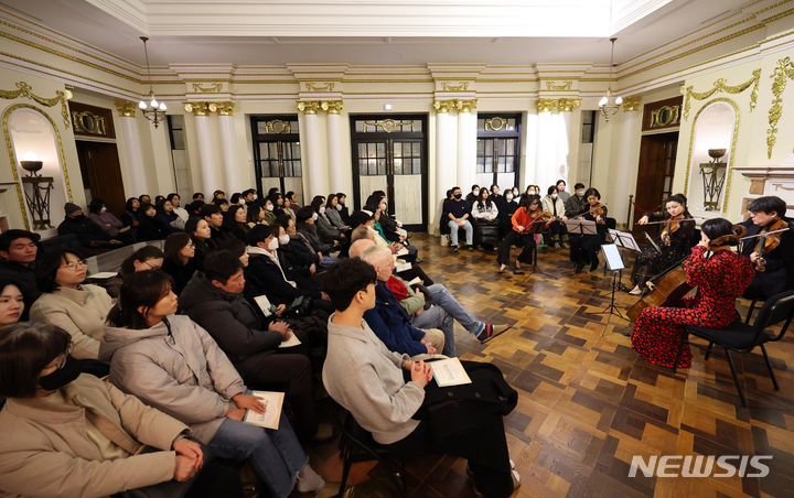 [서울=뉴시스] 김금보 기자 = 29일 오후 서울 종로구 덕수궁 석조전에서 열린 석조전음학회를 찾은 관객들이 금호솔로이스츠 연주자들의 브람스 실내악 연주를 듣고 있다. 2023.11.29. kgb@newsis.com