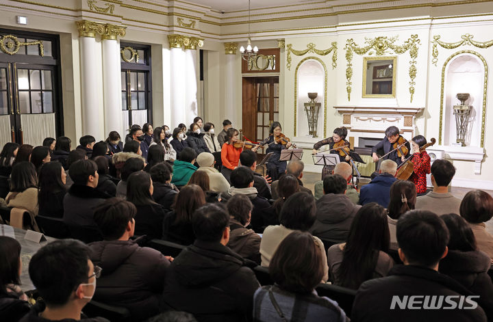 [서울=뉴시스] 김금보 기자 = 29일 오후 서울 종로구 덕수궁 석조전에서 열린 석조전음학회를 찾은 관객들이 금호솔로이스츠 연주자들의 브람스 실내악 연주를 듣고 있다. 2023.11.29. kgb@newsis.com