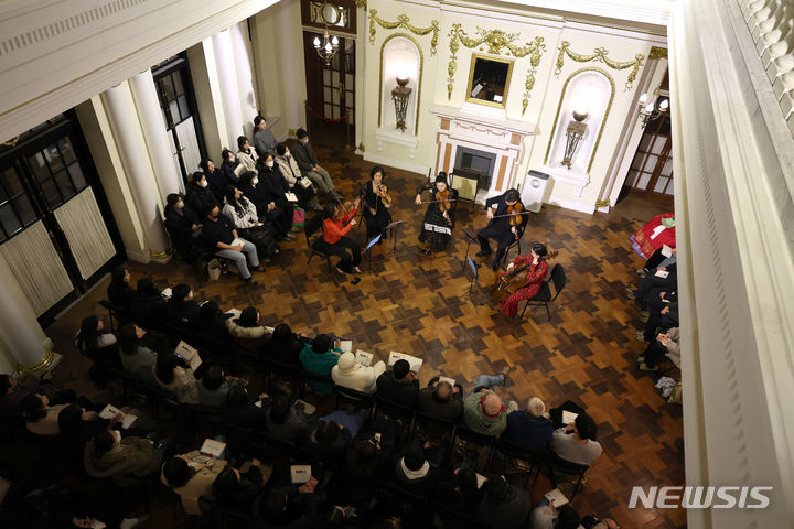 [서울=뉴시스] 김금보 기자 = 29일 오후 서울 종로구 덕수궁 석조전에서 열린 석조전음학회에서 금호솔로이스츠 연주자들이 브람스의 실내악을 연주하고 있다. 2023.11.29. kgb@newsis.com