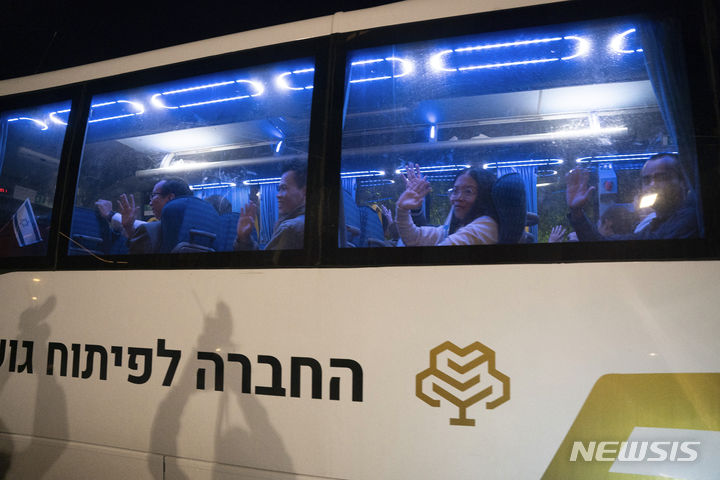 [람레=AP/뉴시스] 하마스 억류에서 풀려난 태국인들이 29일(현지시각) 고국으로 돌아가기 위해 이스라엘 람레에 있는 샤미르 의료센터를 떠나면서 인사하고 있다. 2023.11.30.