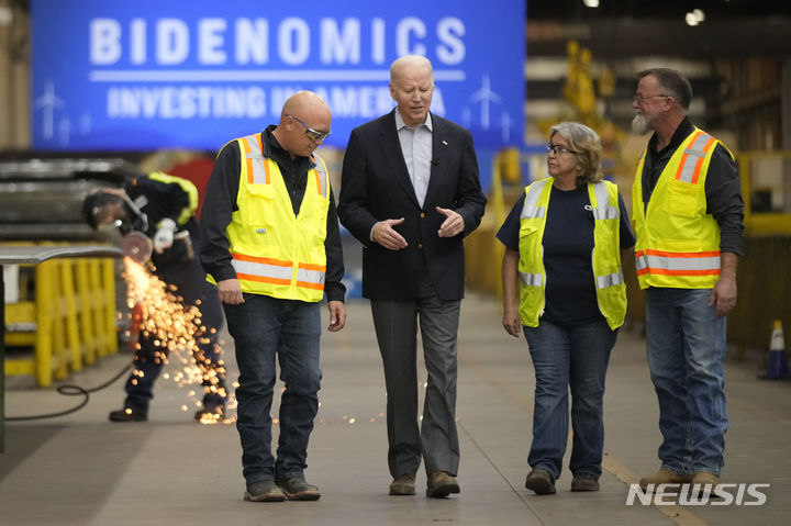 [푸에블로=AP/뉴시스]조 바이든 미국 대통령이 28일(현지시간) 오후 미국 콜로라도주 푸에블로에 있는 씨에스윈드(CS윈드) 풍력 타워 공장을 방문했다. 씨에스윈드는 세계 최대 풍력타워 제조업체로 2021년 미국 내 공장을 인수, 2억달러(약 2600억원) 이상을 투자하기로 한 것으로 전해진다. 2023.11.30