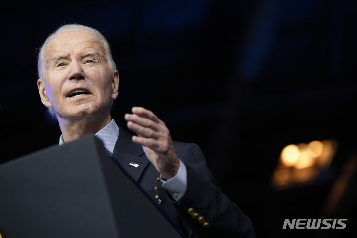[푸에블로=AP/뉴시스]조 바이든 미국 대통령이 28일(현지시간) 오후 미국 콜로라도주 푸에블로에 있는 씨에스윈드(CS윈드) 풍력 타워 공장을 방문해 연설하고 있다. 씨에스윈드는 세계 최대 풍력타워 제조업체로 2021년 미국 내 공장을 인수, 2억달러(약 2600억원) 이상을 투자하기로 한 것으로 전해진다. 2023.11.30