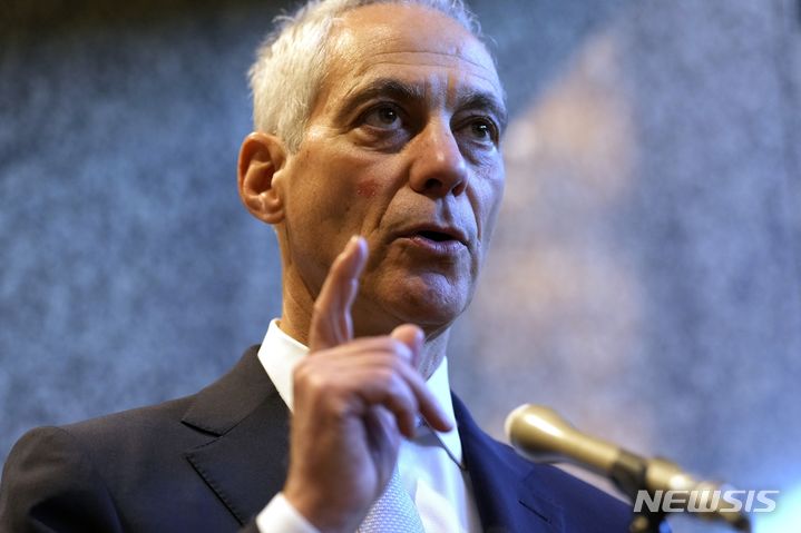 [도쿄=AP/뉴시스]람 이매뉴얼 주일 미국대사는 내년 한국 총선, 미국 대통령 선거 등 결과에도 한미일 협력이 지속될 것이라고 강조했다. 사진은 지난달 30일 이매뉴얼 대사가 일본 도쿄 외무성에서 기자들에게 발언하고 있는 모습. 2023.12.16.