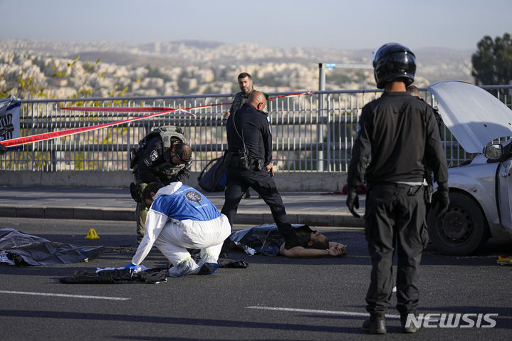 [예루살렘=AP/뉴시스] 지난달 30일(현지시간) 이스라엘 예루살렘 입구에서 발생한 총격 테러 사건 이후 경찰과 구조대원들이 현장을 통제한 뒤 조사를 하는 모습. 2023.12.04.