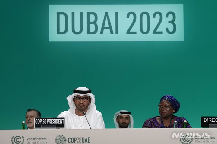 [두바이=AP/뉴시스] 제28차 유엔 기후변화협약 당사국총회(COP28) 의장인 술탄 알 자베르 UAE 산업첨단기술부 장관(왼쪽)이 지난달 30일 COP28 개막식에 참석한 모습. 2023.12.02.