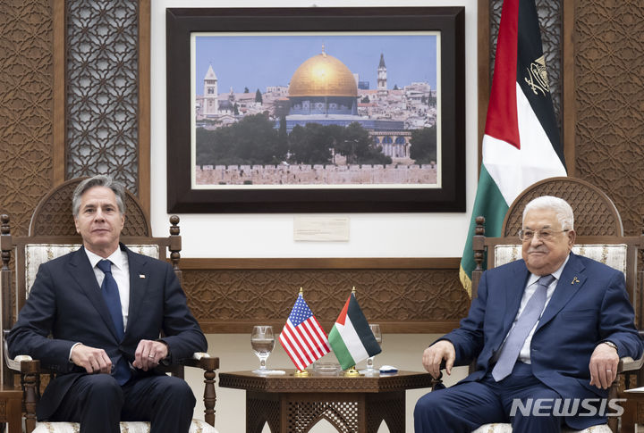 [라말라=AP/뉴시스] 토니 블링컨(왼쪽) 미국 국무장관이 지난달 30일(현지시각) 요르단강 서안지구 라말라에서 마무드 아바스 팔레스타인 자치정부 수반과 회담하고 있다. 블링컨 장관은 팔레스타인과 이스라엘이 독립 주권 국가로 공존하는 '2국가 해법'을 강조했다. 2023.12.01