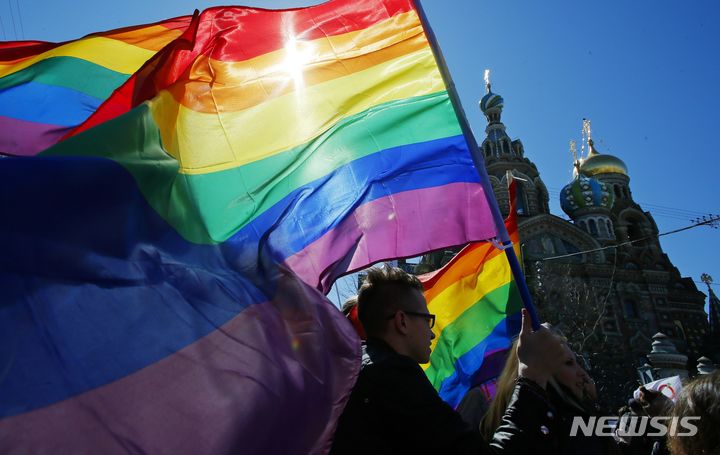 [상트페테르부르크=AP/뉴시스] 러시아가 지난해 11월 성소수자(LGBTQ+) 운동을 극단주의로 규정한 데 이어 성소수자의 상징인 무지개를 전시한 3명에게 징역·벌금형을 선고했다고 6일(현지시간) 사우스차이나모닝포스트가 전했다. 사진은 10년 전인 2013년 러시아 상트페테르부르크에 등장했던 무지개 깃발. 2024.02.06. 