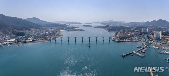 [거제=뉴시스] 신정철 기자= 거제시는 구) 거제대교 보수·보강 공사로 인한 통행 제한을 당초 계획보다 앞당겨 30일부터 해제한다.사진은 거제시 사등면과 통영시 용남면을 잇는 구) 거제대교 전경.(사진=뉴시스DB).2023.11.30. sin@newsis.com