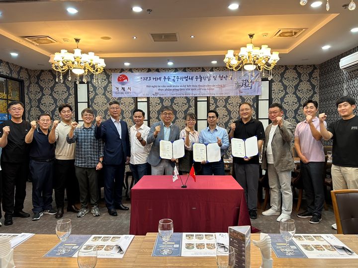 [거제=뉴시스] 신정철 기자= 경남 거제산 우수 농·수산 상품이 베트남 시장을 열고, 수산물 130만달러 수출계약 체결 및 농·수산물 200만달러 MOU을 체결했다.사진은 지난 22일부터 25일까지 진행된 베트남 호치민 국제식품박람회에 참가한 거제 업체들이 거제공동관에서의 기념사진 모습.(사진=거제시 제공).2023.11.30. photo@newsis.com *재판매 및 DB 금지