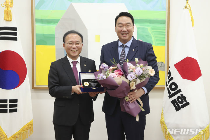 우수 의원상 수상하는 정희용(오른쪽) 국회의원 (사진=국민의힘 제공)