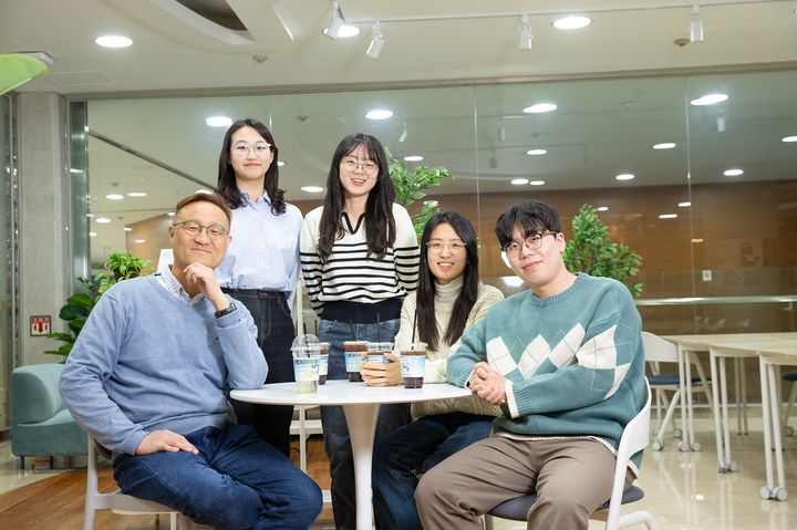 [울산=뉴시스] 사진 왼쪽부터 이자일 교수, 4번째 강유진 연구원, 가장 우측 제 1저자 김수빈 연구원 *재판매 및 DB 금지