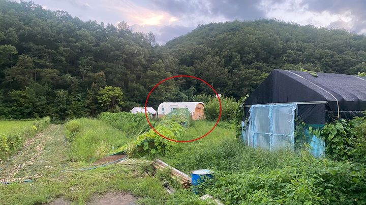 [수원=뉴시스] 양효원 기자 = 불법 성매매 광고 사이트를 운영, 수십억 원을 챙긴 IT 전문가가 시골 외진 곳에 직접 지은 농막 모습. (사진=경기남부경찰청 제공) 2023.11.30. hyo@newsis.com *재판매 및 DB 금지