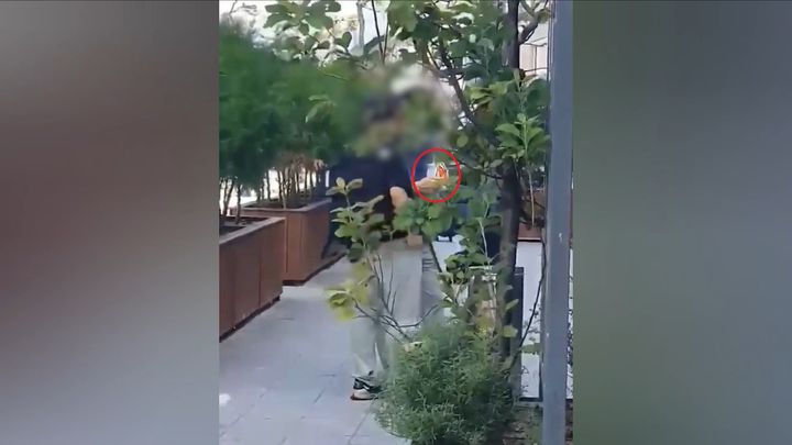 [수원=뉴시스] 양효원 기자 = 시골 외진 곳에 직접 농막을 짓고 불법 성매매 광고 사이트를 운영, 수십억 원을 챙긴 IT 전문가 일당이 범죄 수익금을 전달하는 모습. (사진=경기남부경찰청 제공) 2023.11.30. hyo@newsis.com *재판매 및 DB 금지