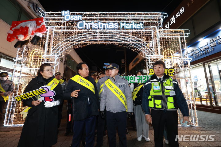 [오산=뉴시스] 양효원 기자 = 홍기현 경기남부경찰청장이 29일 오산시를 찾아 '오산 시민안전모델' 일환 합동 순찰을 진행하고 있다. '오산 시민안전모델'은 이상동기 범죄를 예방하고 피해자에 대해 지원하는 경기남부청의 민·관·경 협력 치안 대책이다. (사진=경기남부경찰청 제공) 2023.11.30. hyo@newsis.com *재판매 및 DB 금지