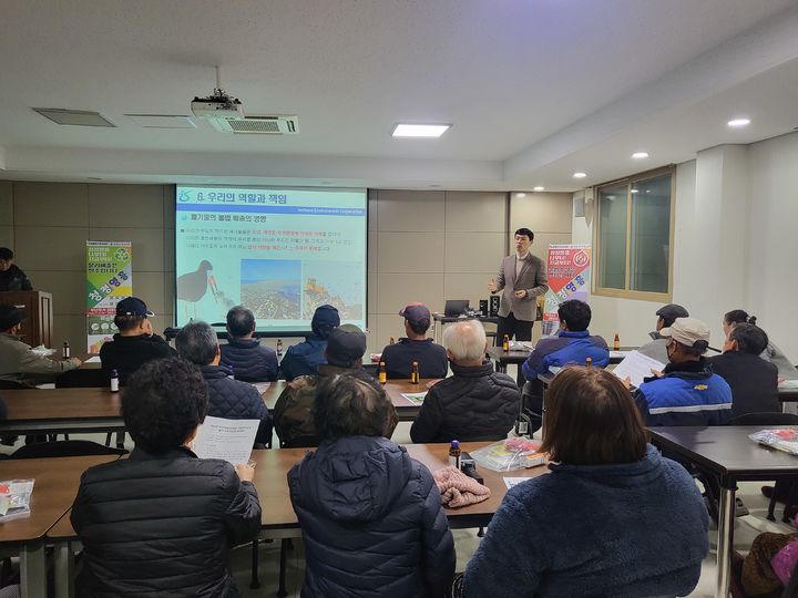 [인천=뉴시스] 인천환경공단 관계자가 내3리 주민을 대상으로 마을회관에서 환경교육을 진행하고 있다. (사진=인천환경공단 제공) *재판매 및 DB 금지