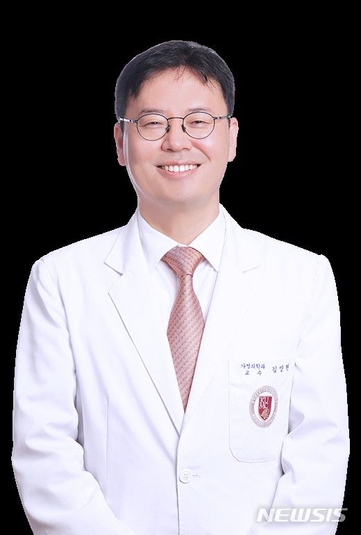 [서울=뉴시스]폐경이 발생한 연령이 낮을수록 심근경색·뇌경색 등 뇌심혈관질환의 위험과 모든 원인으로 인한 사망률이 높아진다는 연구 결과가 나왔다. 사진은 고려대학교 안암병원 가정의학과 김양현 교수. (사진= 고려대 안암병원 제공) 2023.11.30. photo@newsis.com. 